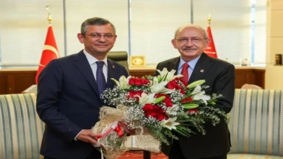 Kılıçdaroğlu koltuğu devretti! CHP’de tarihi gün!