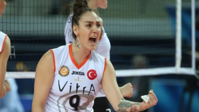 Milli voleybolcu, kızıyla birlikte kaza geçirdi!