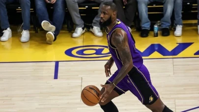 NBA'de LeBron James rekor kırdı, Lakers farklı kazandı