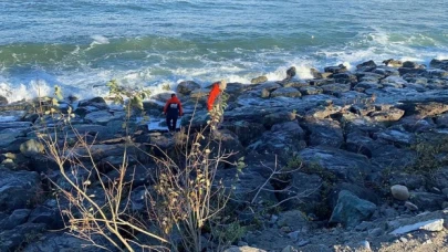 Rize'de odun toplamaya gittiği sahilde fırtınada kaybolan kadın aranıyor