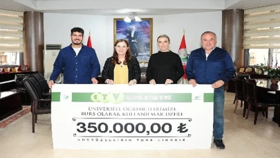 Tenis Turnuvası Geliri Balçovalı Öğrencilere Burs Oldu