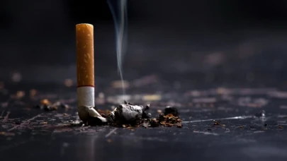 Yeni Zelanda, gelecek jenerasyonlara sigarayı yasaklayan yasadan vazgeçiyor