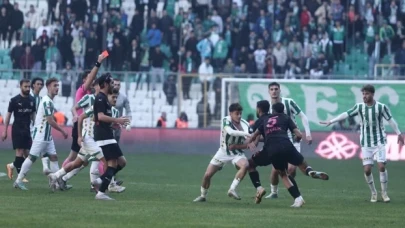 Bursaspor-Diyarbekirspor maçında futbolcular birbirine girdi