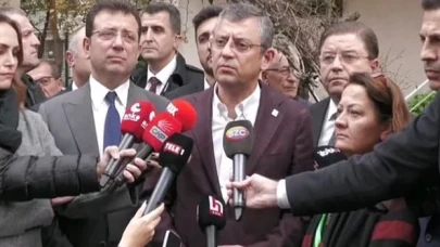 CHP Genel Başkanı Özgür Özel kurye Yunus Emre Göçer'in evini ziyaret etti