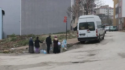 Edirne'de su kesintileri nedeniyle vatandaş suyu çeşmeden taşıyor