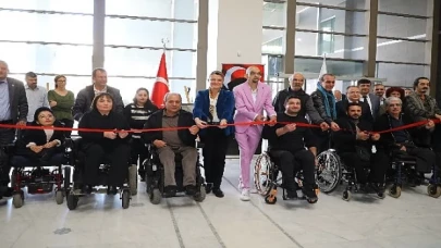 Engelleri aşan sanatçı Alper Kocabıyık’ın resim sergisi açıldı