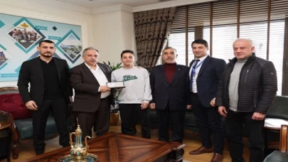 Kayserili şampiyon boksör Başkan Yalçın’a konuk oldu