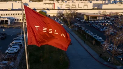 Tesla'nın robotu bir mühendise saldırıp kan döktü