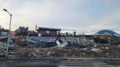 Üsküdar sahilinde kaçak bina yıkıldı