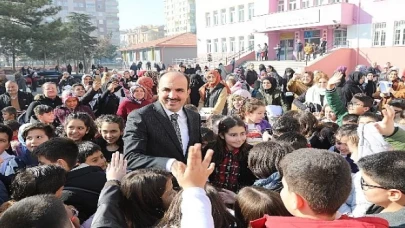 Başkan Altay’dan 31 İlçedeki 220 Bin Çocuğa Şivlilik Sürprizi