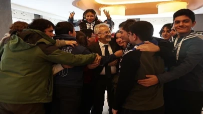 Başkan Erdem ve gençlerin sıcak buluşması