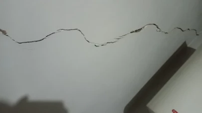 Hakkari'de depremler sonrası ürkütücü tablo: 28 ev ve 1 ahırda çatlaklar tespit edildi