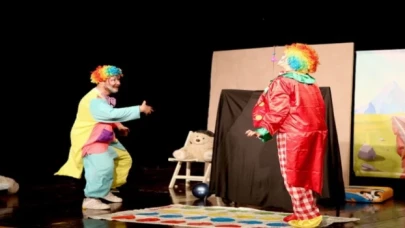 “İki Bavul Dolusu Hapşu ile Turşu” AKM’de kahkahayla geçti