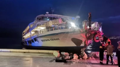 İzmir’de rotadan çıkan vapur karaya çarptı