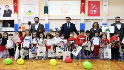 Minik öğrencilere karnelerini Başkan Dündar verdi