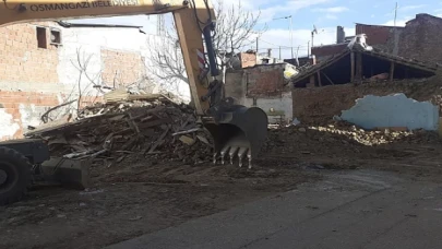Osmangazi’den mahalleleri güvenli hale getiren yıkım