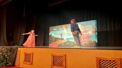 AKM’de ‘Taht Oyunları’ kahkahaya boğdu