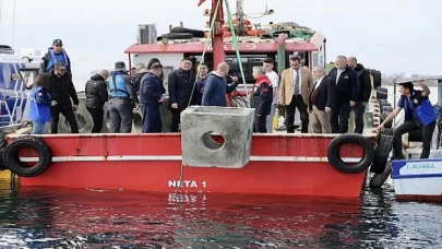 Aliağa Körfezinde Yapay Resifler Suya Bırakıldı