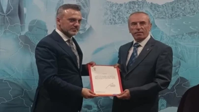 Bilecik Pazaryeri’nde AK Parti bayrağı Karabey’de