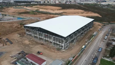 Çayırova’da kapalı spor salonunun çatısı şekillendi