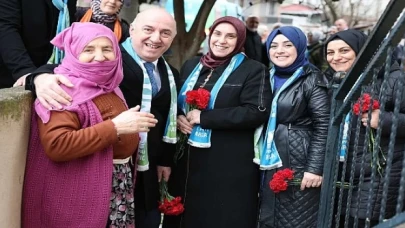 Darıca Belediye Başkanı ve Cumhur İttifakı Darıca Belediye Başkan Adayı Muzaffer Bıyık, Kazım Karabekir Mahallesi’nde sokak sokak vatandaşlara karanfil dağıtıp hasbihal etti