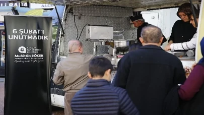 Depremde hayatını kaybedenler için lokma dağıtıldı