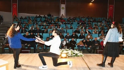 Harran Üniversitesi’nde Artiz Mektebi Tiyatro Oyunu Sahnelendi