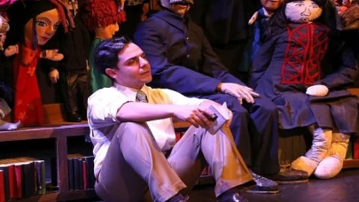 İstanbul Büyükşehir Belediyesi Şehir Tiyatroları Dinçer Sümer’in yazdığı, Ersin Umulu’nun yönettiği “Maviydi Bisikletim” adlı oyunu seyirciyle buluşturuyor.