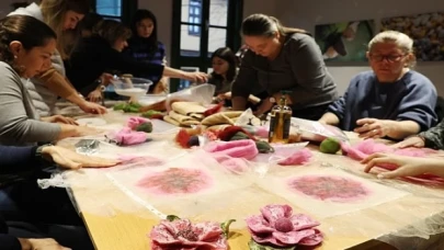 Kadınlar kendilerine yaka çiçekleri yaptı