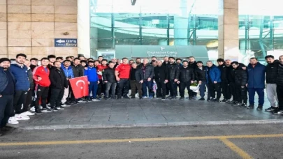 Milli güreşçiler yurda döndü