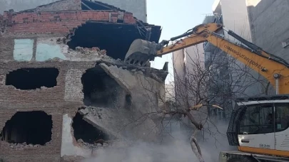 Osmangazi’de 3 katlı metruk bina yıkıldı