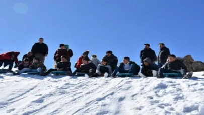 Sason’da miniklere kar etkinliği