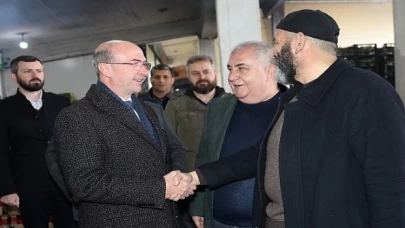 Selçuklu Belediye Başkanı Ahmet Pekyatırmacı Sebze-Meyve Hali, Plastikçiler ve Halıcılar  esnafıyla bir araya geldi.