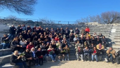 Sığacık gezisine katılan kadınları Fiiliz Başkan karşıladı