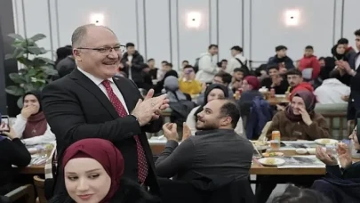 Sivas Belediye Başkanı ve AK Parti Belediye Başkanı Hilmi Bilgin, seçim çalışmaları kapsamda “Gençlik STK’ları Buluşması” programında gençlerle bir araya geldi