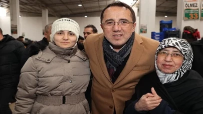 AK Parti Nevşehir Belediye Başkan Adayı Dr. Mehmet Savran, pazar esnaflarıyla kucaklaşarak pazar alışverişi yapan vatandaşlarla sohbet etti