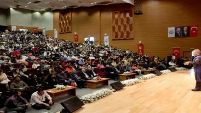 Alper Gezeravcı, KAYÜ’de öğrencilerle buluştu