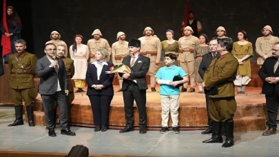 'Cumhuriyete Doğru’ Tiyatro Oyununa İzmir’de Büyük İlgi