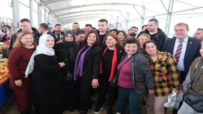Aydın Büyükşehir Belediye Başkanı Özlem Çerçioğlu, Didim’de Ata Tohumlarından üretilen binlerce fidenin dağıtımını yaptı ve Didim Pazarı’nı ziyaret etti