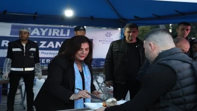 Aydın Büyükşehir Belediye Başkanı Özlem Çerçioğlu Efeler Atatürk Kent Meydanı’nda düzenlenen iftarda vatandaşlarla bir araya geldi