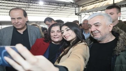 Aydın Büyükşehir Belediye Başkanı Özlem Çerçioğlu, Karpuzlu Belediye başkan adayı Tuğrul Ozan ile birlikte Karpuzlu Pazarı’nı ziyaret ederek vatandaşlarla buluştu