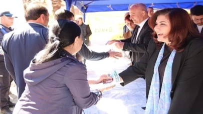 Aydın Büyükşehir Belediye Başkanı Özlem Çerçioğlu, Nazilli İstasyon Meydanı’nda ve Çine’de vatandaşlarla bir araya geldi