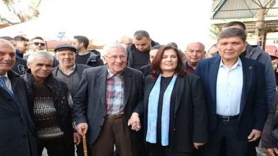 Aydın Büyükşehir Belediye Başkanı Özlem Çerçioğlu, Sultanhisar ilçesinde Ata Tohumlarından üretilen fidelerin dağıtımını gerçekleştirdi ve pazar esnafıyla buluştu
