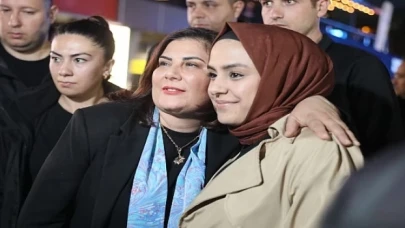 Aydın Büyükşehir Belediyesi tarafından Aydın’ın çeşitli noktalarında kurulan iftar sofraları binlerce Aydınlıyı ağırlamaya, Ramazanın bereketini paylaştırmaya devam ediyor