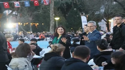 Aydın Büyükşehir Belediyesi’nin kurduğu geleneksel iftar sofraları, binlerce Aydınlıyı bir araya getirmeye devam ediyor
