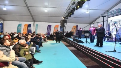 Başkan Büyükkılıç’tan “uzun İnce Bir Yoldayım” performansı