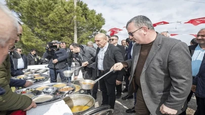Başkan Soyer Dede Bayırı Hayrı’nda lokma dağıttı