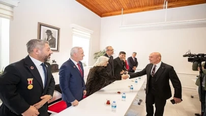 Başkan Soyer, şehit aileleri ve gazi derneklerinin temsilcilerini ağırladı  “Sizler için ne yapsak az, ne yapsak eksik