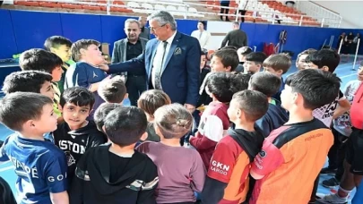 Başkan Topaloğlu, Spor Salonu’nda öğrencileri ziyaret etti