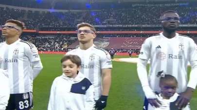 Beşiktaşlı Futbolcular Mor Gözlüklerle Sahada